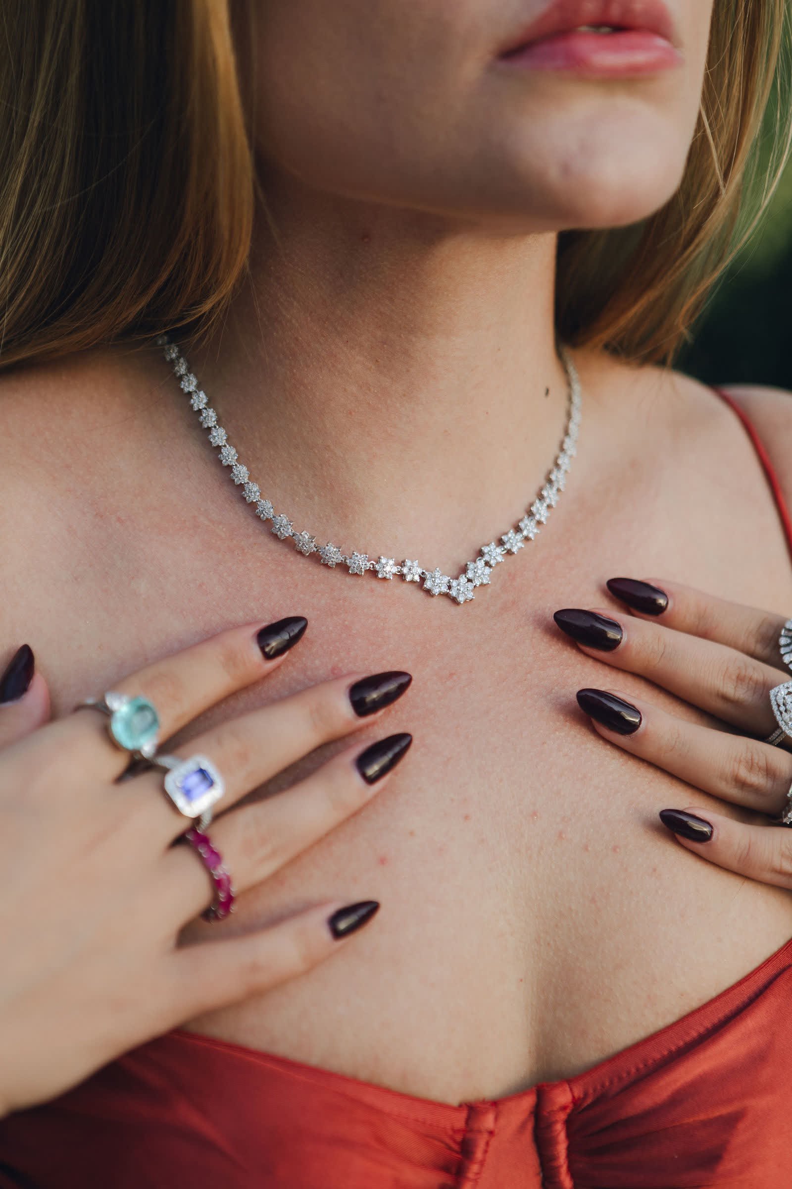 Corah Joias pieces, photographed on the body